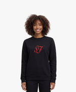 Vue de face d’une femme portant le sweatshirt noir SF Monogramme Salut Fred avec monogramme SF imprimé au centre de la poitrine