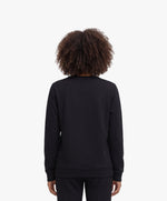 Vue de dos d’une femme portant le sweatshirt noir SF Monogramme Salut Fred