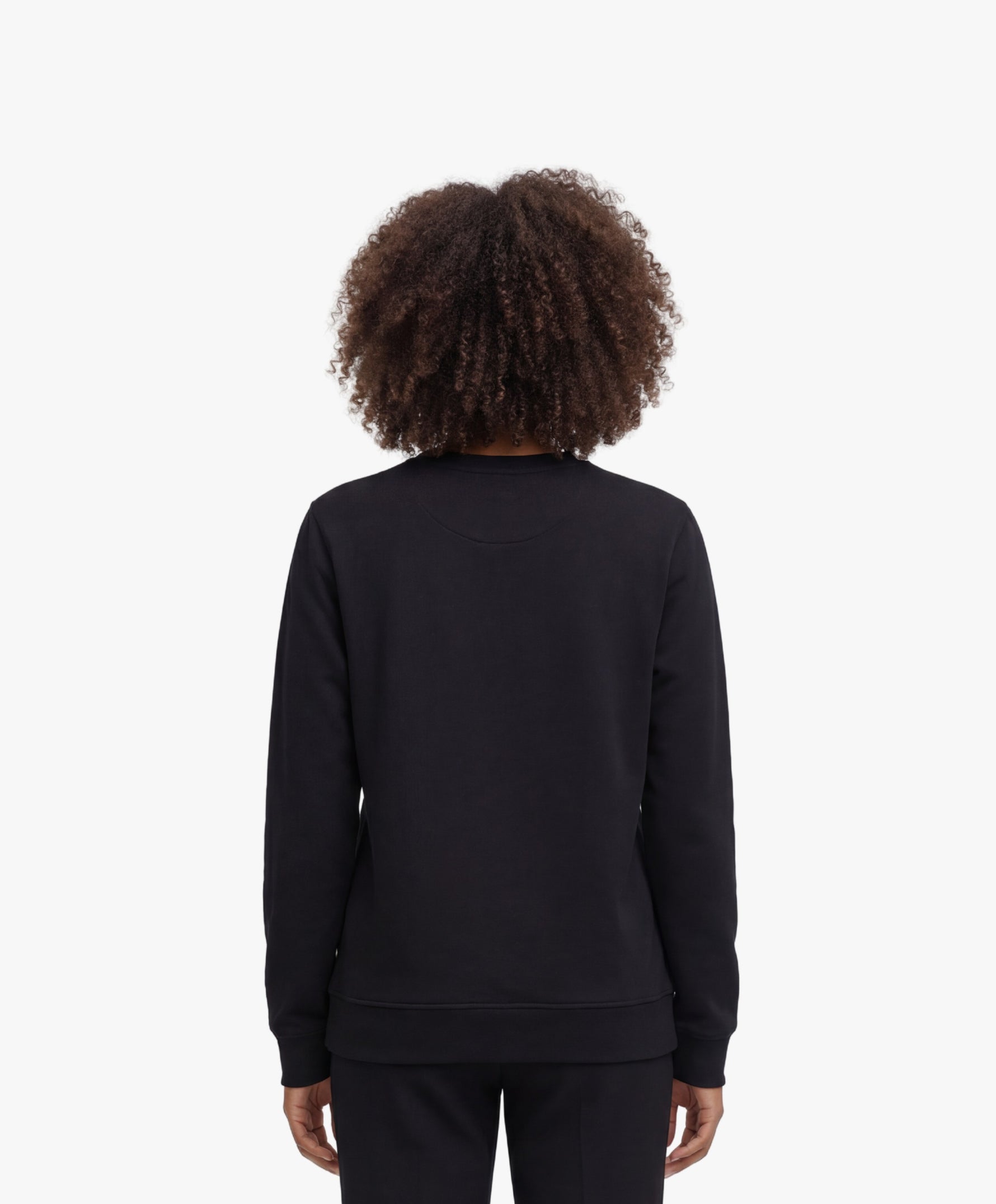 Vue de dos d’une femme portant le sweatshirt noir SF Monogramme Salut Fred