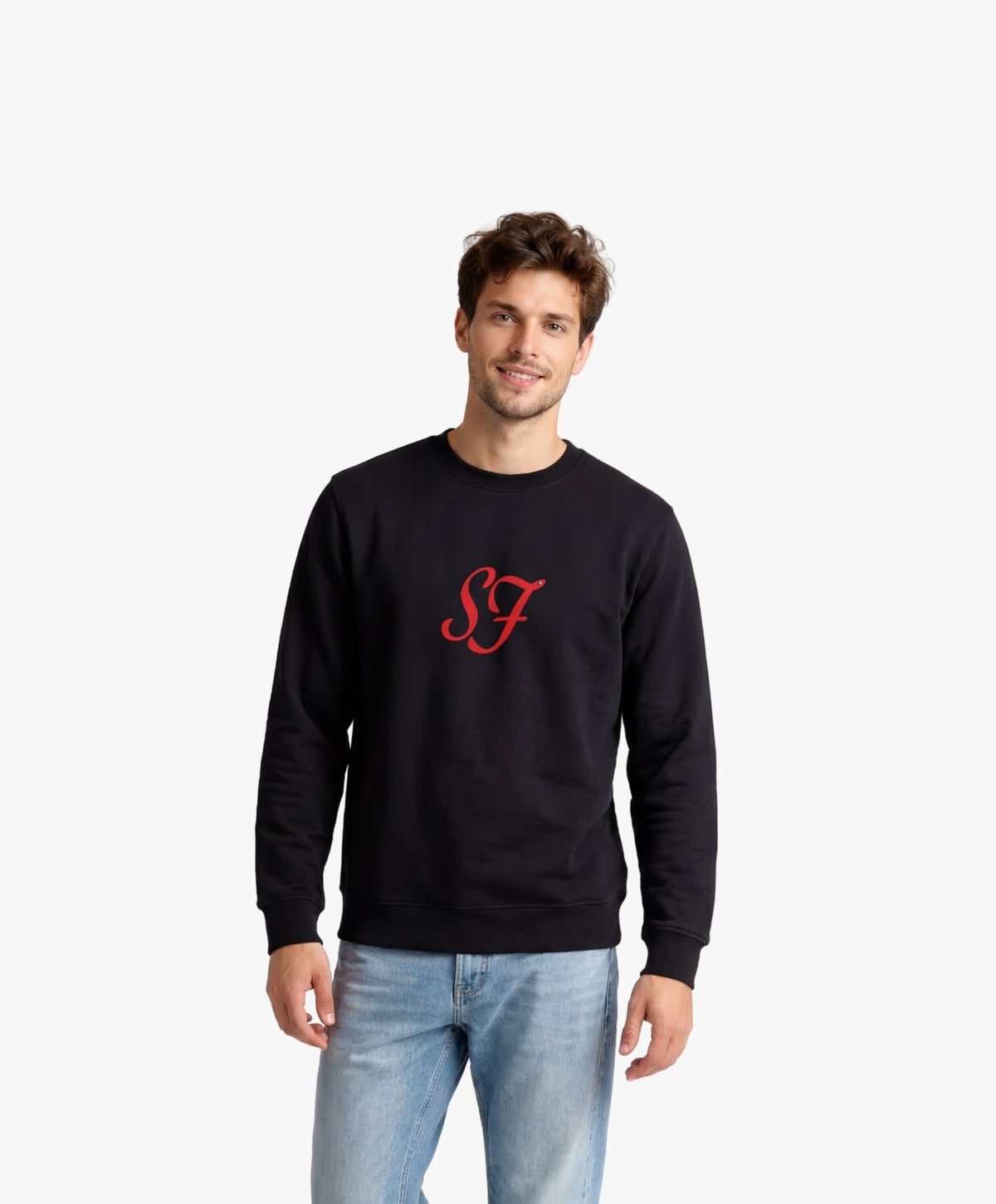 Vue de face d’un homme portant le sweatshirt noir SF Monogramme Salut Fred avec monogramme SF imprimé au centre de la poitrine