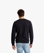 Vue de dos d’un homme portant le sweatshirt noir SF Monogramme Salut Fred