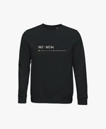 Vue de face du sweatshirt noir Salut Fred avec motif « No pic No Chat(te) », où « pic » et « Chat(te) » sont représentés par des emojis, de la collection NPNC et Pride