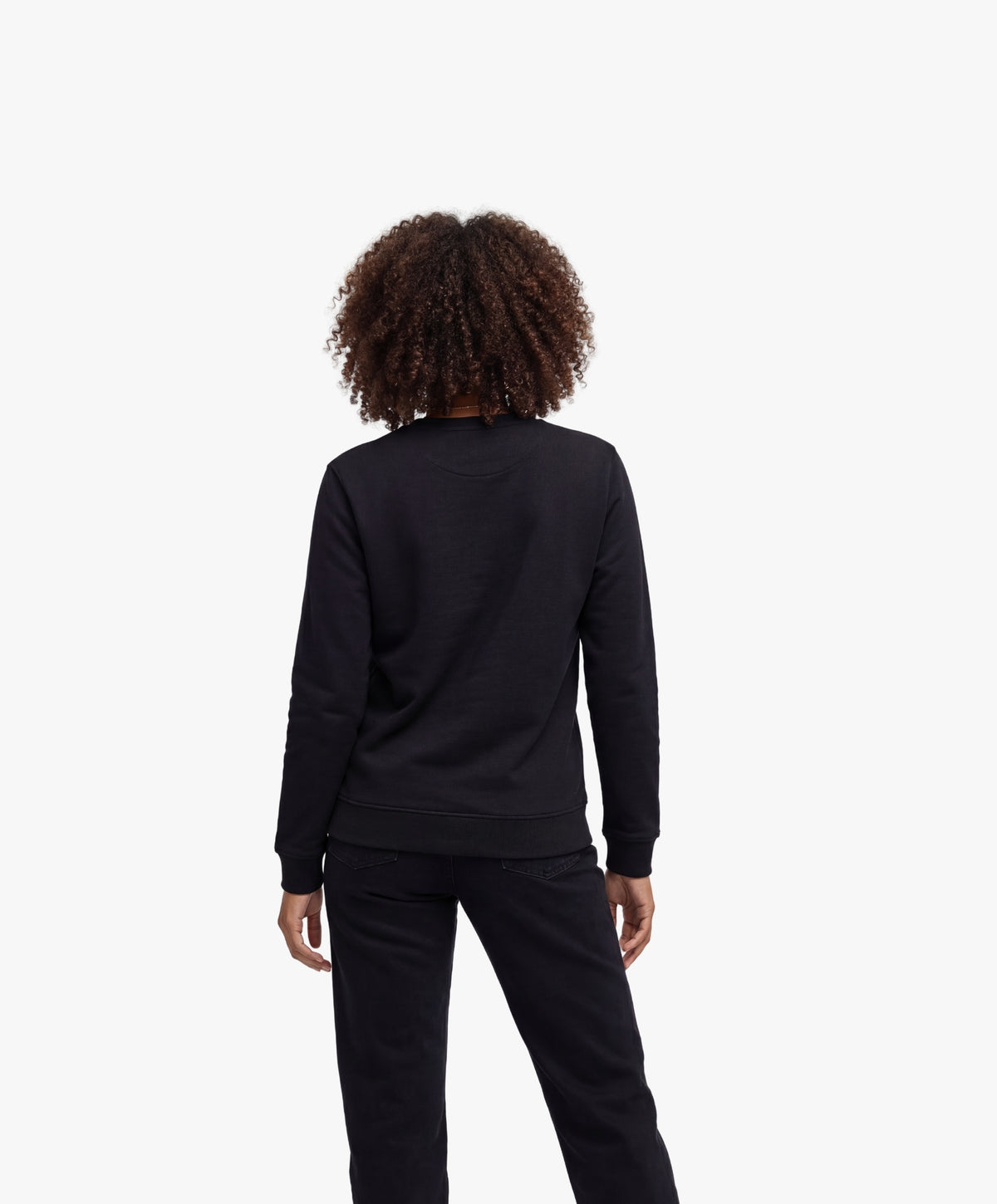 Vue de dos d’une femme portant un sweatshirt noir Salut Fred