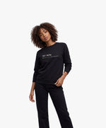 Vue de face d’une femme portant un sweatshirt noir Salut Fred avec motif « No pic No Chat(te) », où « pic » et « Chat(te) » sont représentés par des emojis
