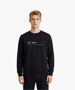 Vue de face d’un homme portant un sweatshirt noir Salut Fred avec motif « No pic No Chat(te) », où « pic » et « Chat(te) » sont représentés par des emojis