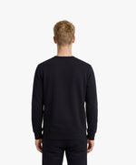 Vue de dos d’un homme portant un sweatshirt noir Salut Fred