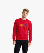 Vue de face d’un homme portant un sweatshirt rouge Salut Fred de la collection « This is not woke. You are just a dick. » avec slogan multicolore imprimé au centre de la poitrine