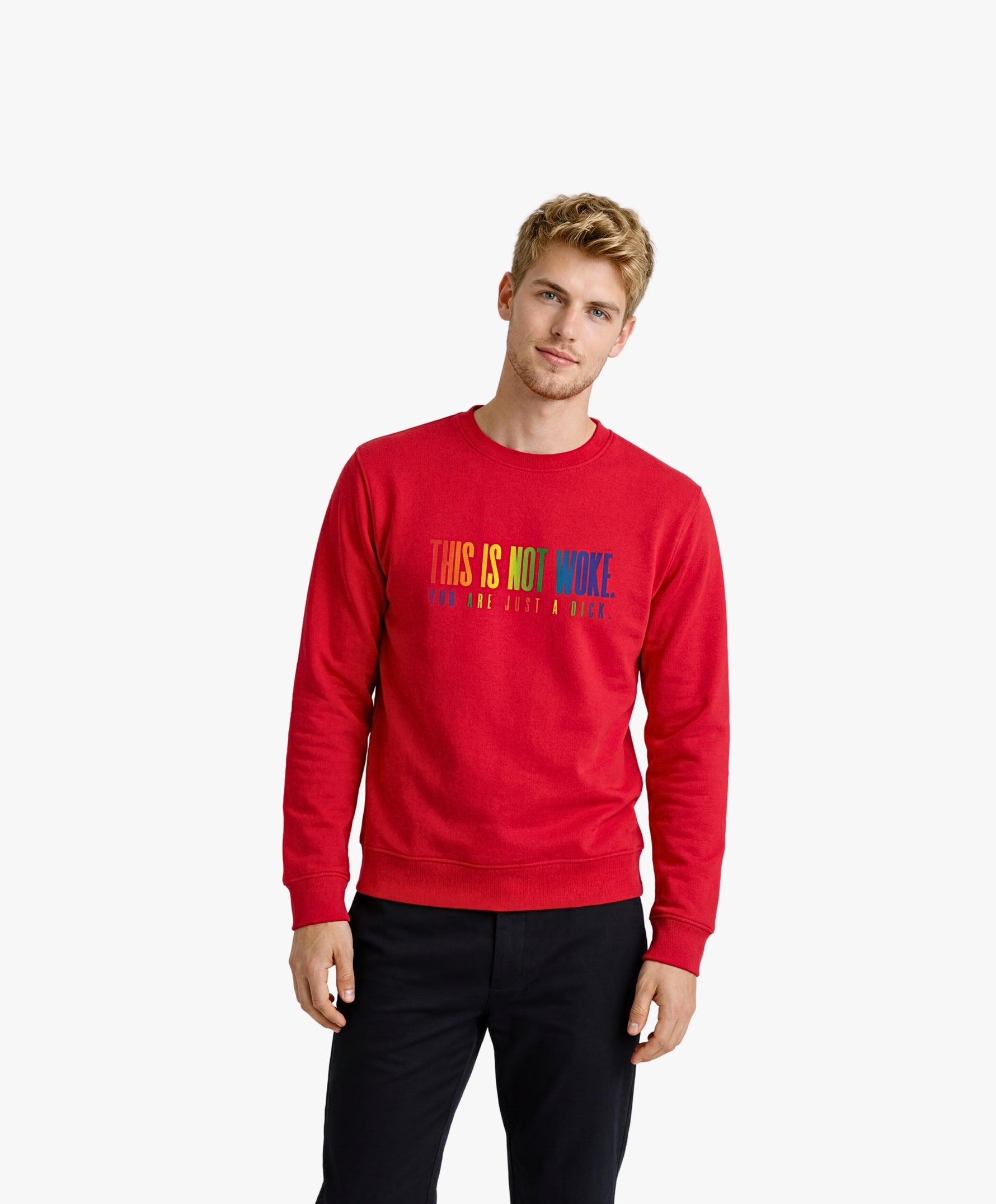 Vue de face d’un homme portant un sweatshirt rouge Salut Fred de la collection « This is not woke. You are just a dick. » avec slogan multicolore imprimé au centre de la poitrine
