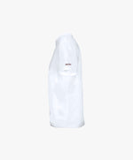 Vue côté gauche du t-shirt classique blanc Salut Fred avec broderie Salut Fred sur la manche gauche