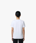 Vue de dos d’une femme portant un t-shirt classique blanc Salut Fred