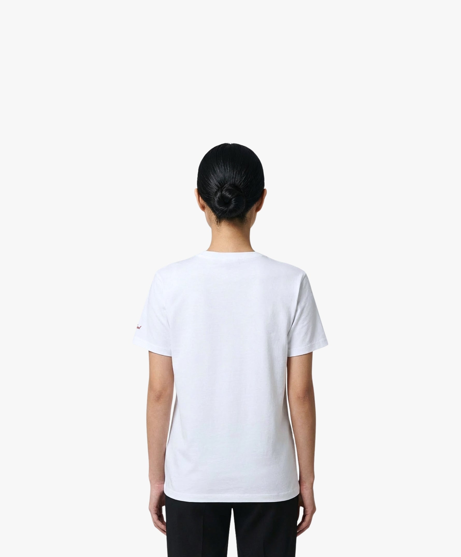 Vue de dos d’une femme portant un t-shirt classique blanc Salut Fred