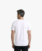 Vue de dos d’un homme portant un t-shirt classique blanc Salut Fred
