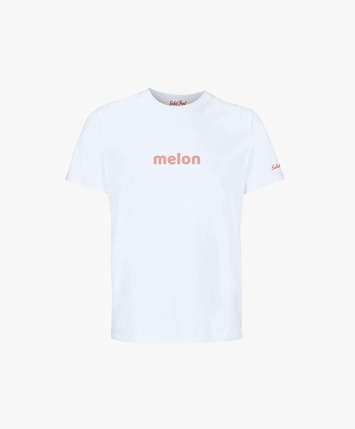 Vue de face du t-shirt classique blanc Salut Fred avec melon imprimé au centre de la poitrine dans une teinte melon pastel saumonée et Salut Fred imprimé sur la manche gauche