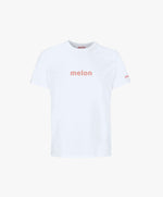 Vue de face du t-shirt classique blanc Salut Fred avec melon imprimé au centre de la poitrine dans une teinte melon pastel saumonée et Salut Fred imprimé sur la manche gauche