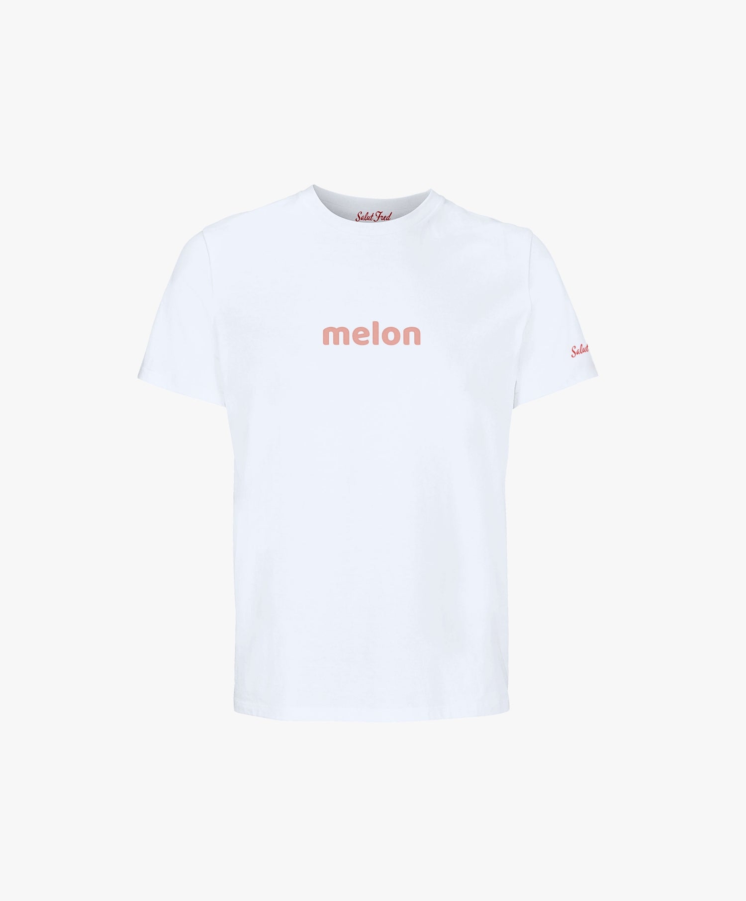 Vue de face du t-shirt classique blanc Salut Fred avec melon imprimé au centre de la poitrine dans une teinte melon pastel saumonée et Salut Fred imprimé sur la manche gauche