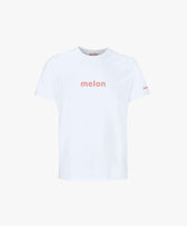 Vue de face du t-shirt classique blanc Salut Fred avec melon imprimé au centre de la poitrine dans une teinte melon pastel saumonée et Salut Fred imprimé sur la manche gauche