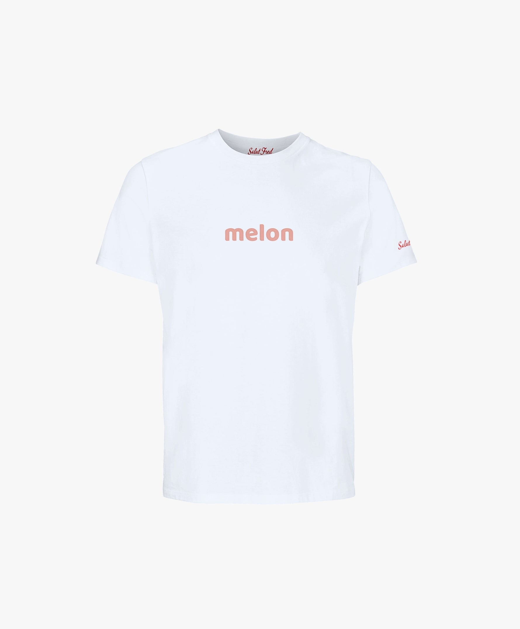 Vue de face du t-shirt classique blanc Salut Fred avec melon imprimé au centre de la poitrine dans une teinte melon pastel saumonée et Salut Fred imprimé sur la manche gauche
