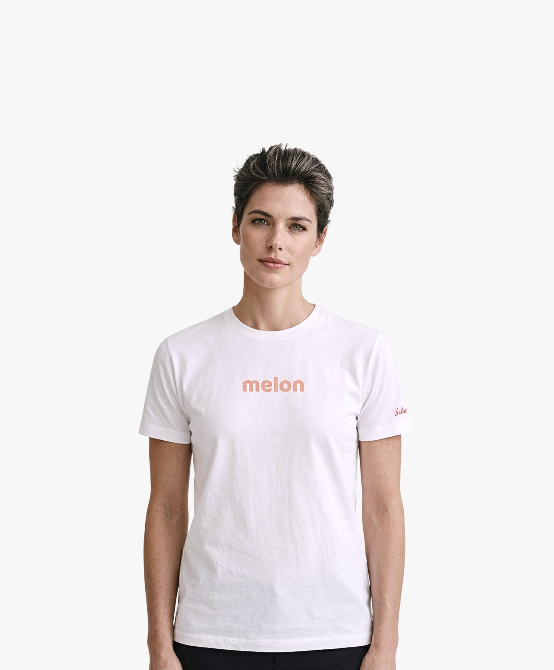 Vue de face d’une femme portant un t-shirt classique blanc Salut Fred avec melon imprimé au centre de la poitrine dans une teinte melon pastel saumonée