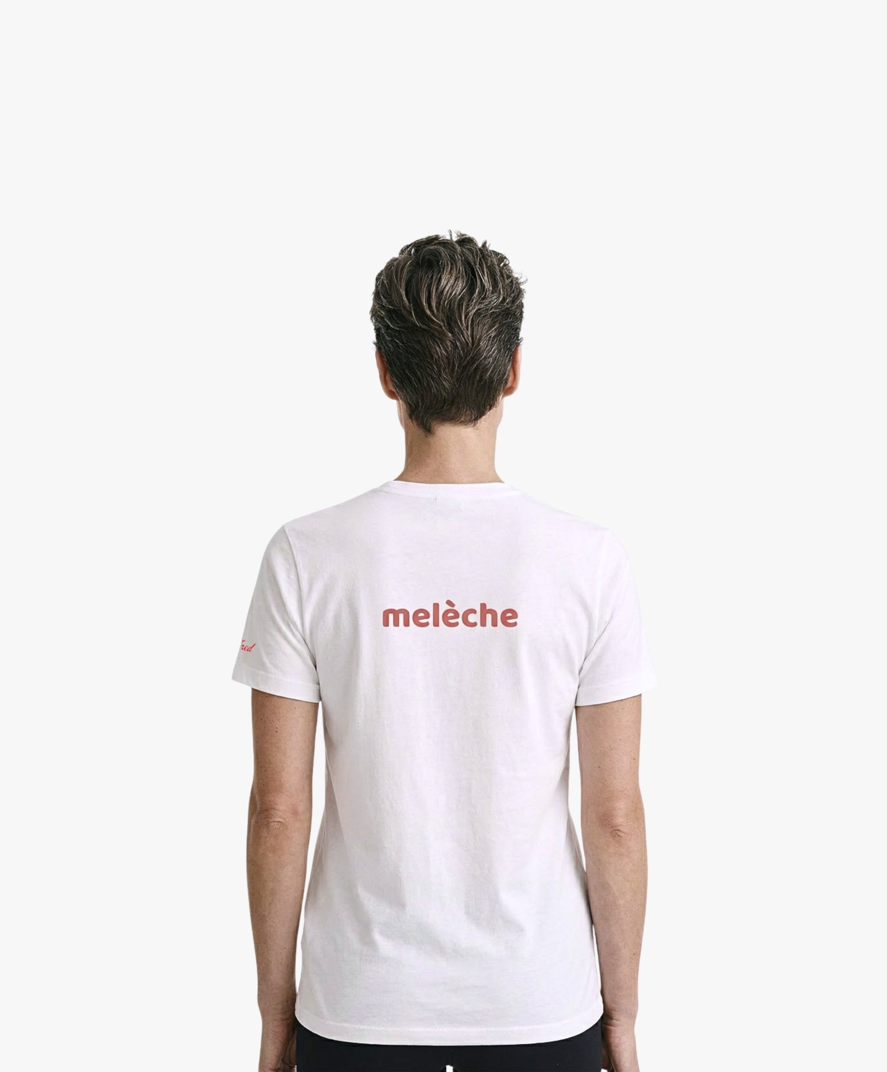 Vue de dos d’une femme portant un t-shirt classique blanc Salut Fred avec melèche imprimé au centre du dos dans une teinte melon pastel saumonée