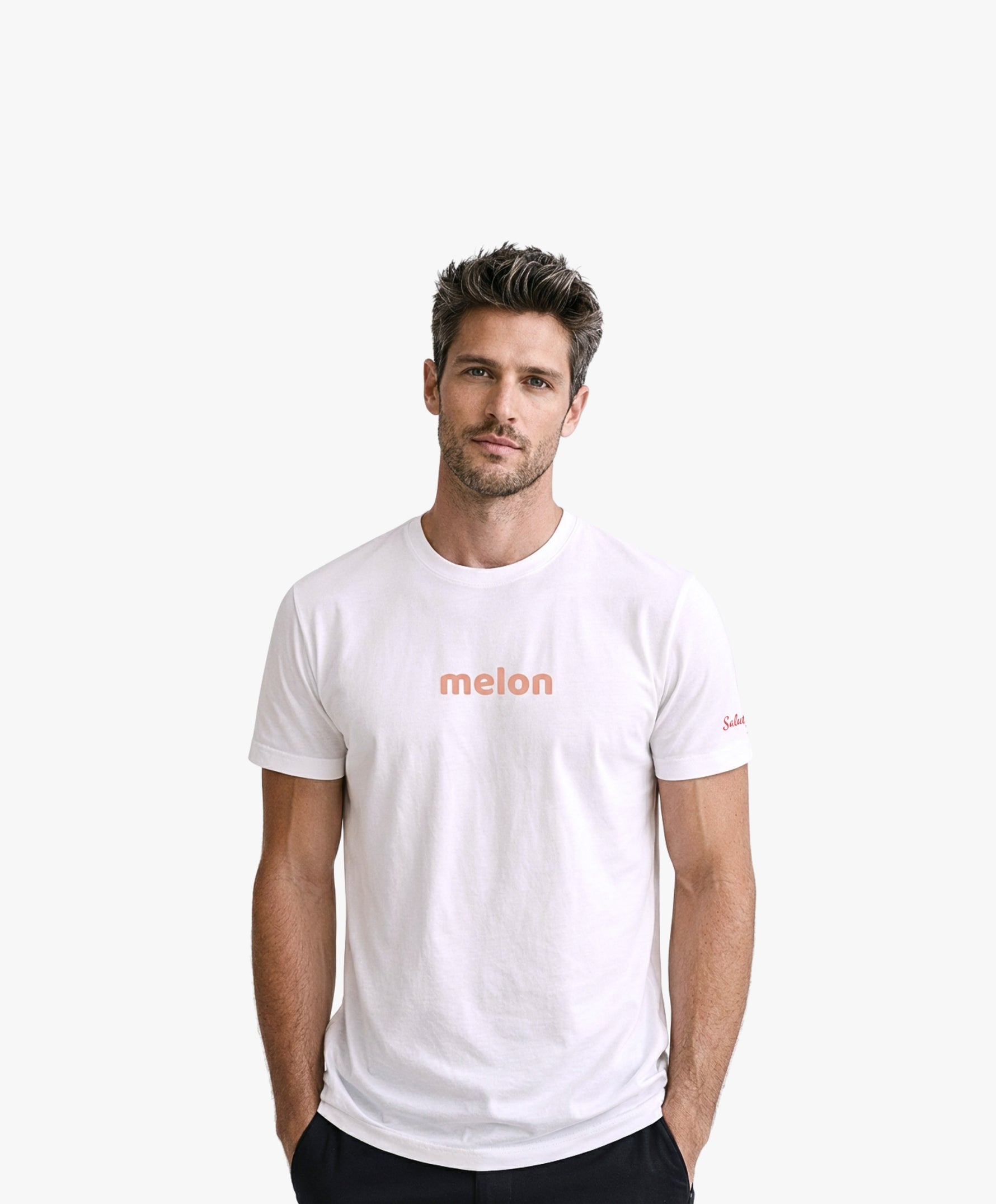 Vue de face d’un homme portant un t-shirt classique blanc Salut Fred avec melon imprimé au centre de la poitrine dans une teinte melon pastel saumonée
