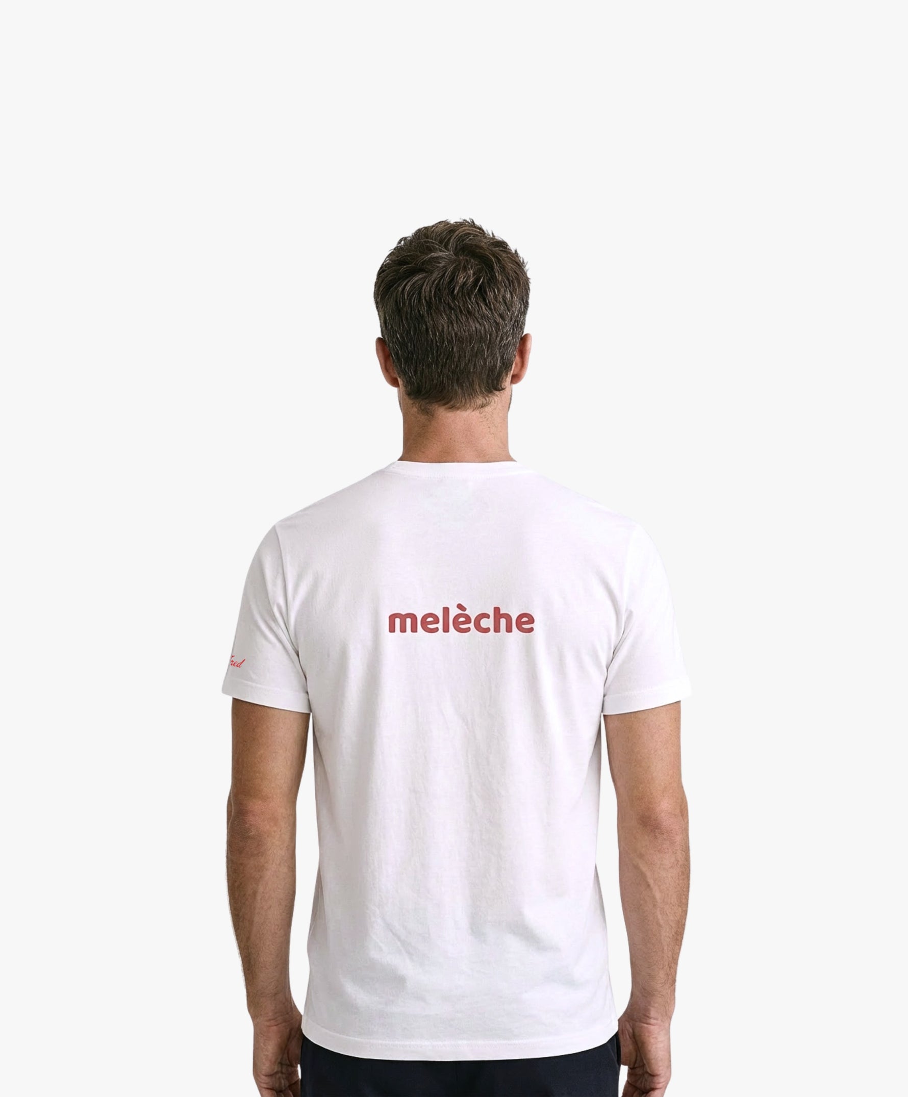 Vue de dos d’un homme portant un t-shirt classique blanc Salut Fred avec melèche imprimé au centre du dos dans une teinte melon pastel saumonée