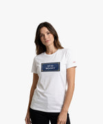 Vue de face d’une femme portant un t-shirt classique blanc Salut Fred avec motif Quai Branly de la collection Rues de France