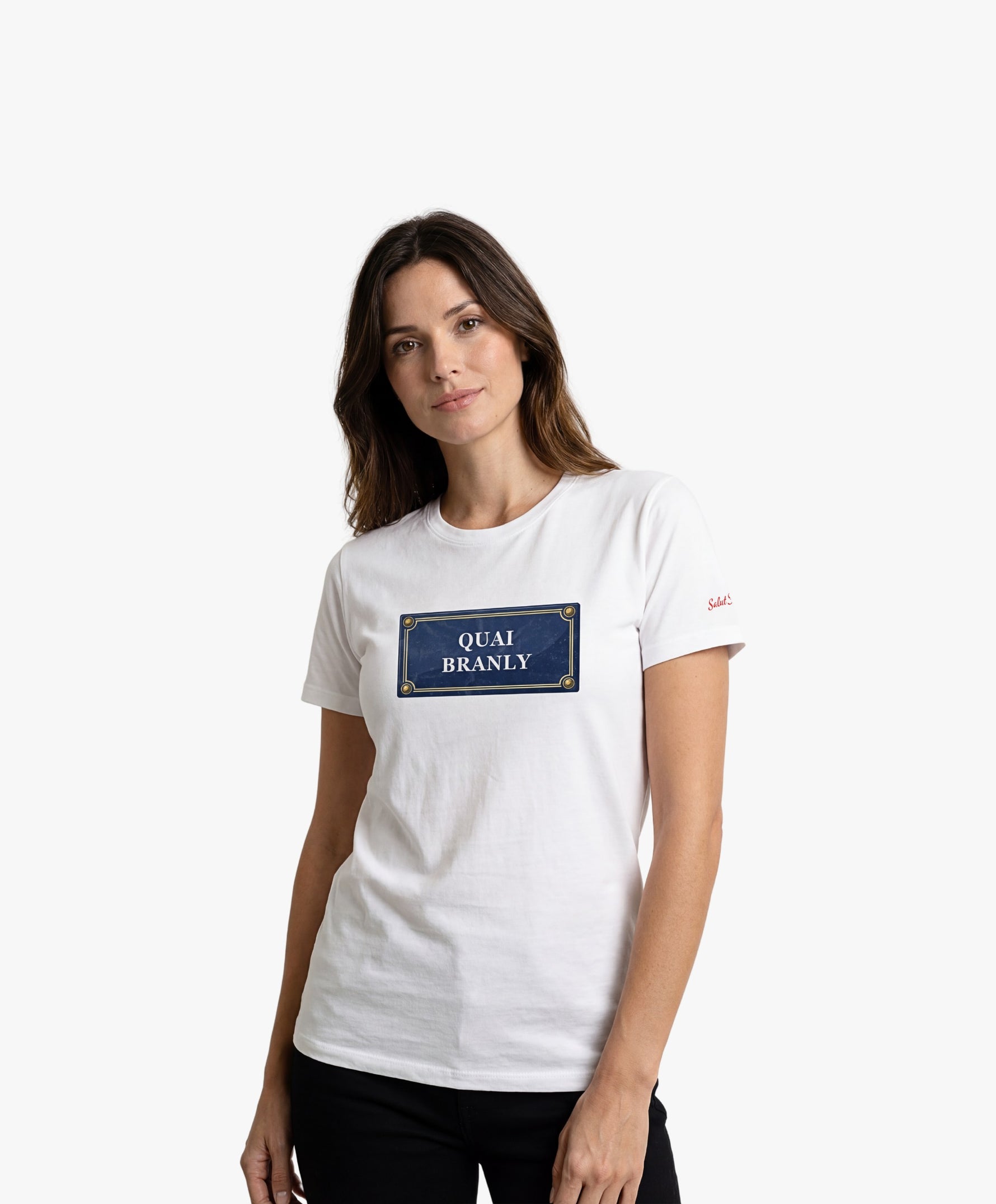 Vue de face d’une femme portant un t-shirt classique blanc Salut Fred avec motif Quai Branly de la collection Rues de France