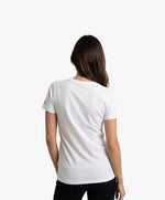 Vue de dos d’une femme portant un t-shirt classique blanc Salut Fred de la collection Rues de France