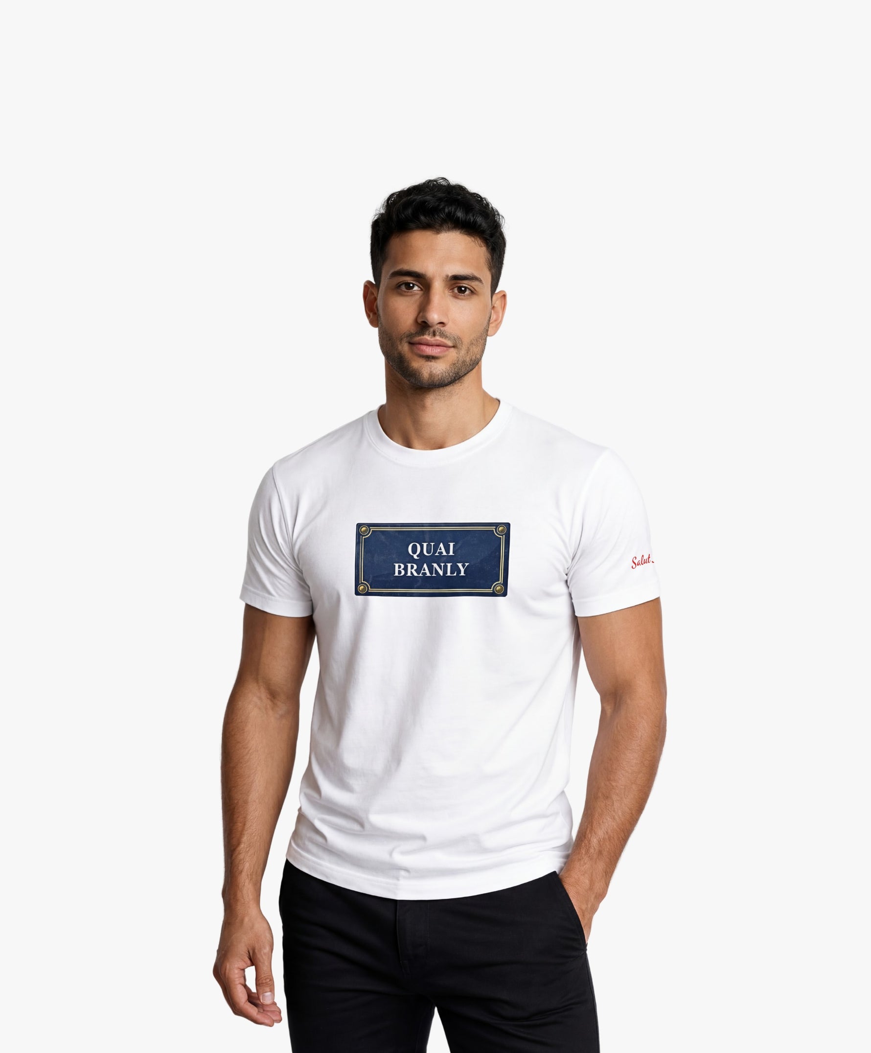 Vue de face d’un homme portant un t-shirt classique blanc Salut Fred avec motif Quai Branly de la collection Rues de France