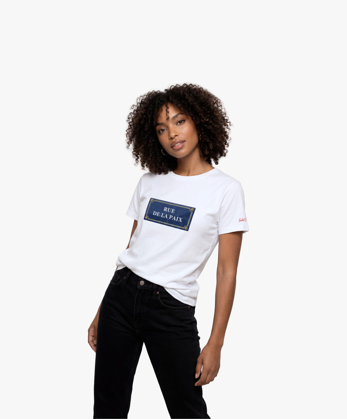 Vue de face d’une femme portant un t-shirt classique blanc Salut Fred avec motif Rue de la Paix de la collection Rues de France