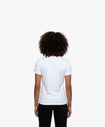 Vue de dos d’une femme portant un t-shirt classique blanc Salut Fred de la collection Rues de France