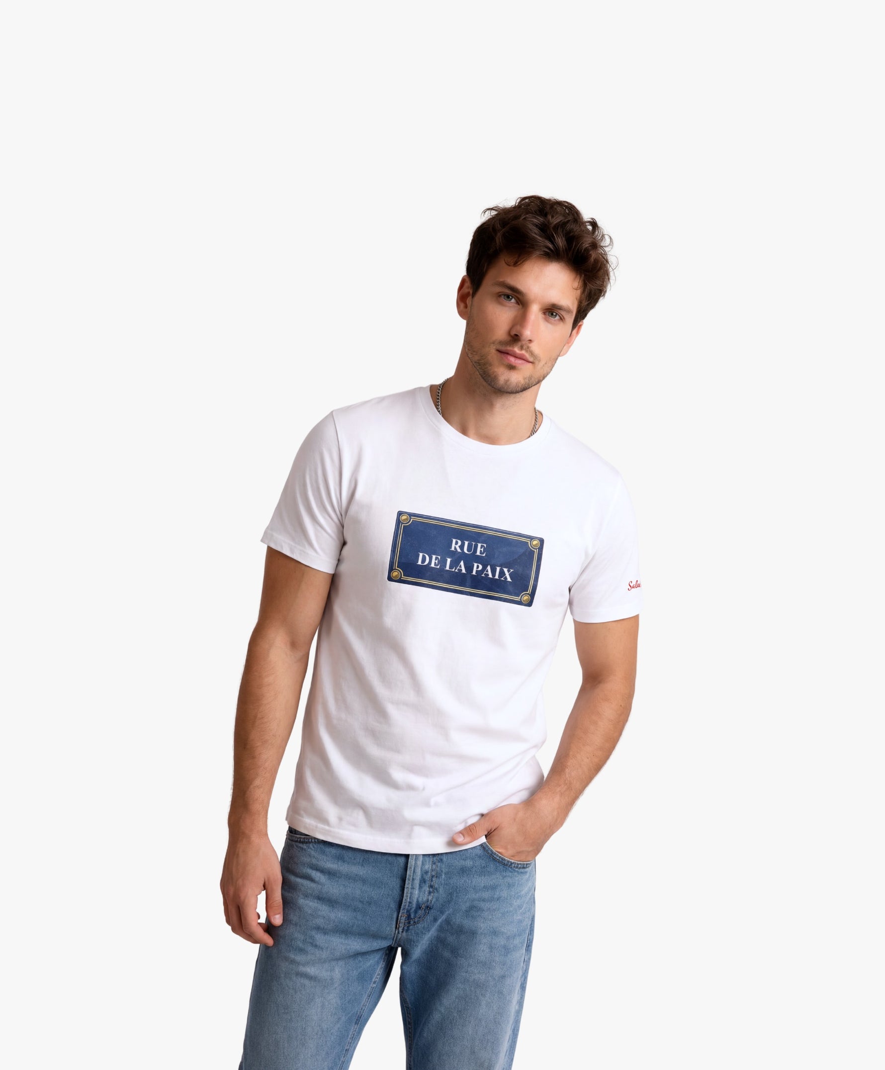 Vue de face d’un homme portant un t-shirt classique blanc Salut Fred avec motif Rue de la Paix de la collection Rues de France