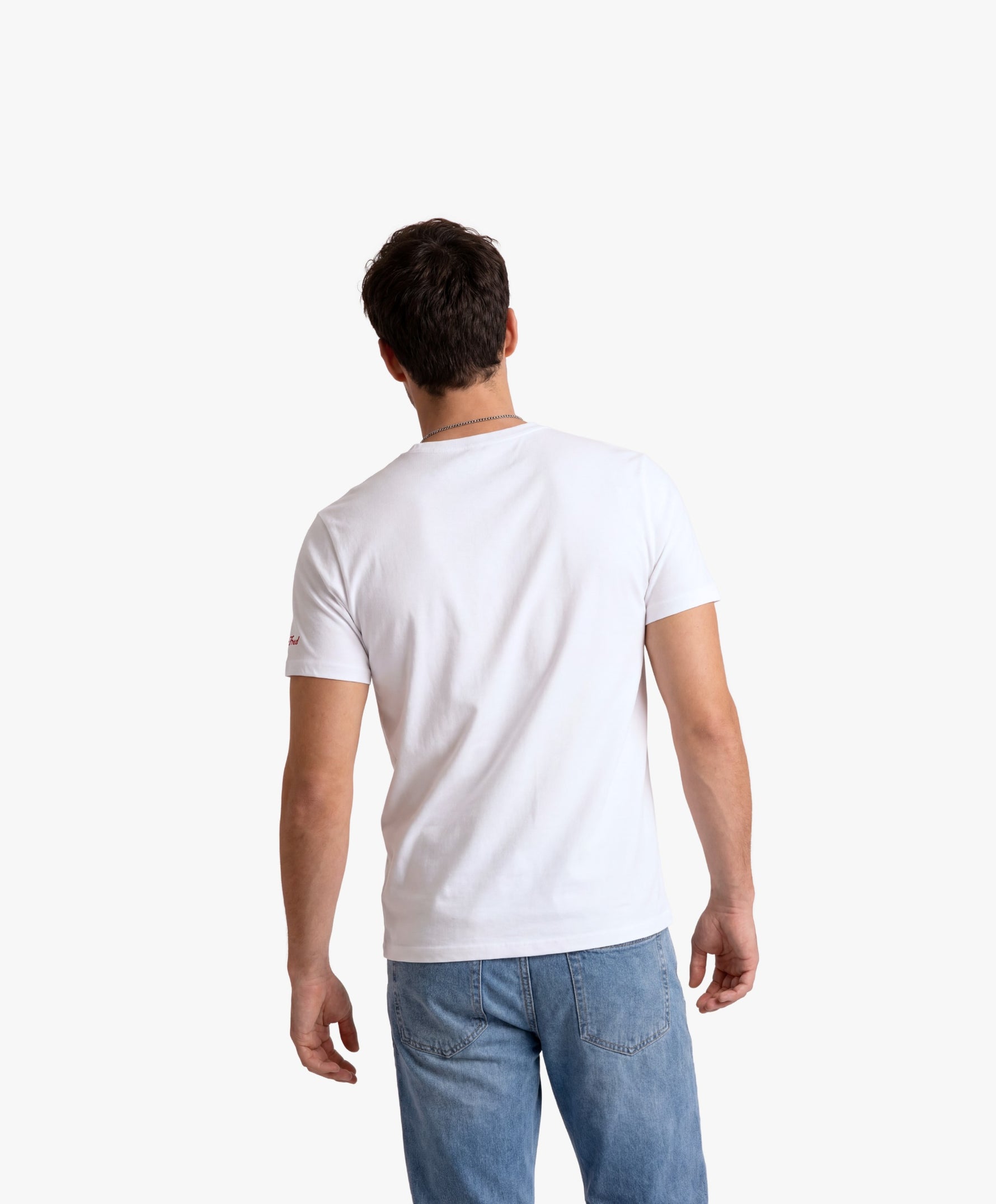Vue de dos d’un homme portant un t-shirt classique blanc Salut Fred de la collection Rues de France