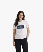 Vue de face d’une femme portant un t-shirt classique blanc Salut Fred avec motif Rue Duquesne de la collection Rues de France