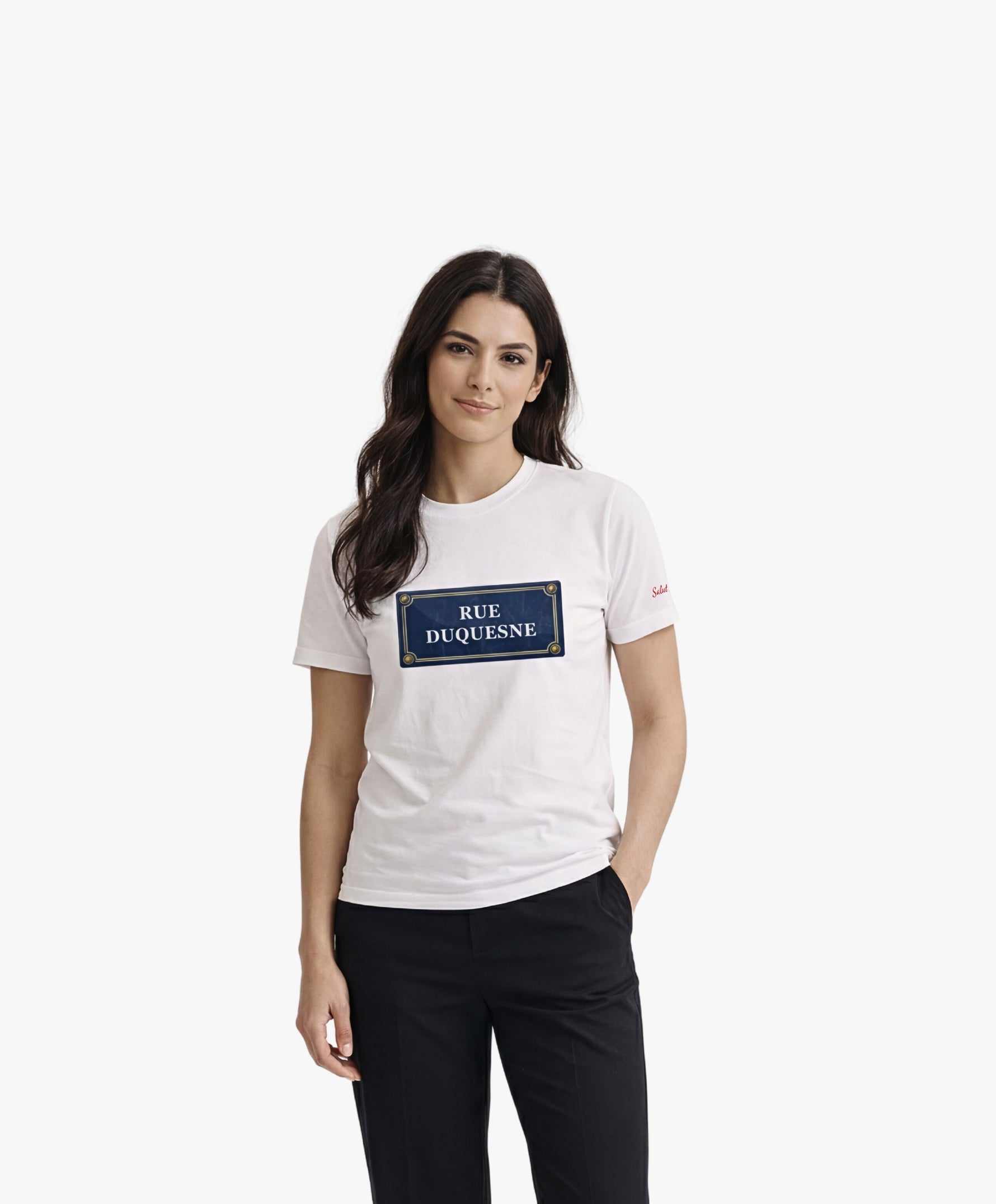 Vue de face d’une femme portant un t-shirt classique blanc Salut Fred avec motif Rue Duquesne de la collection Rues de France