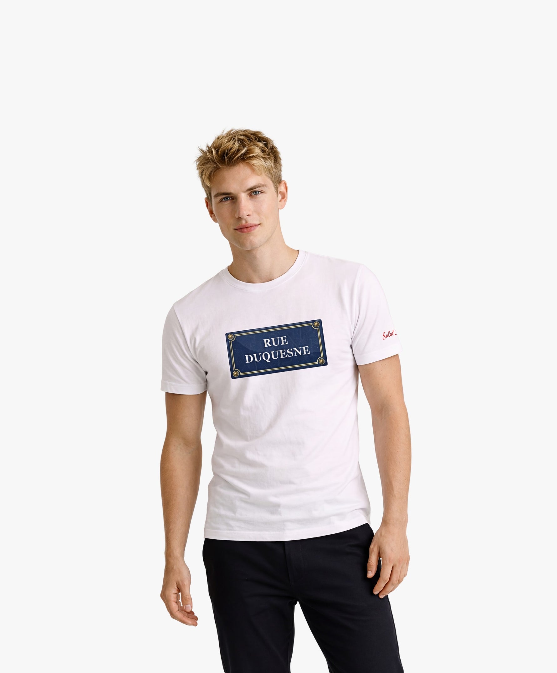 Vue de face d’un homme portant un t-shirt classique blanc Salut Fred avec motif Rue Duquesne de la collection Rues de France