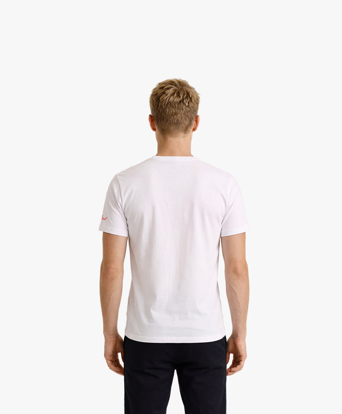 Vue de dos d’un homme portant un t-shirt classique blanc Salut Fred de la collection Rues de France