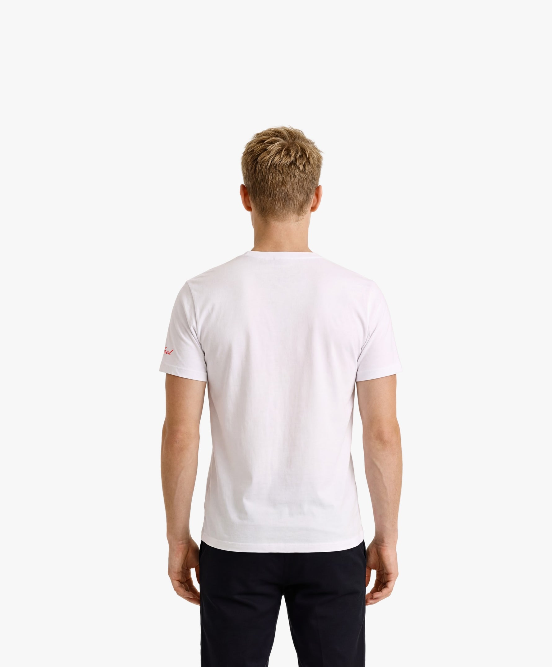 Vue de dos d’un homme portant un t-shirt classique blanc Salut Fred de la collection Rues de France