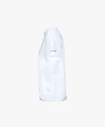 Vue côté gauche du t-shirt classique blanc Salut Fred avec slogan multicolore imprimé au centre de la poitrine et logo Salut Fred arc-en-ciel sur la manche gauche