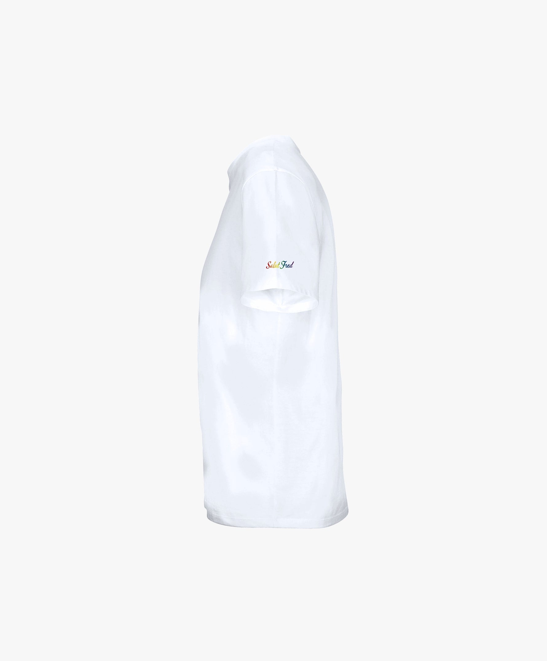 Vue côté gauche du t-shirt classique blanc Salut Fred avec slogan multicolore imprimé au centre de la poitrine et logo Salut Fred arc-en-ciel sur la manche gauche