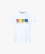 Vue de face du t-shirt classique blanc Salut Fred de la collection Pride « This is not woke. You are just a dick. » avec slogan multicolore imprimé au centre de la poitrine et logo Salut Fred arc-en-ciel sur la manche gauche