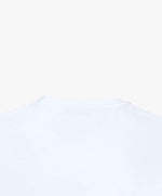 Vue extérieure du col du t-shirt classique blanc Salut Fred de la collection Pride « This is not woke. You are just a dick. »