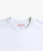Vue intérieure du col du t-shirt classique blanc Salut Fred de la collection Pride « This is not woke. You are just a dick. »