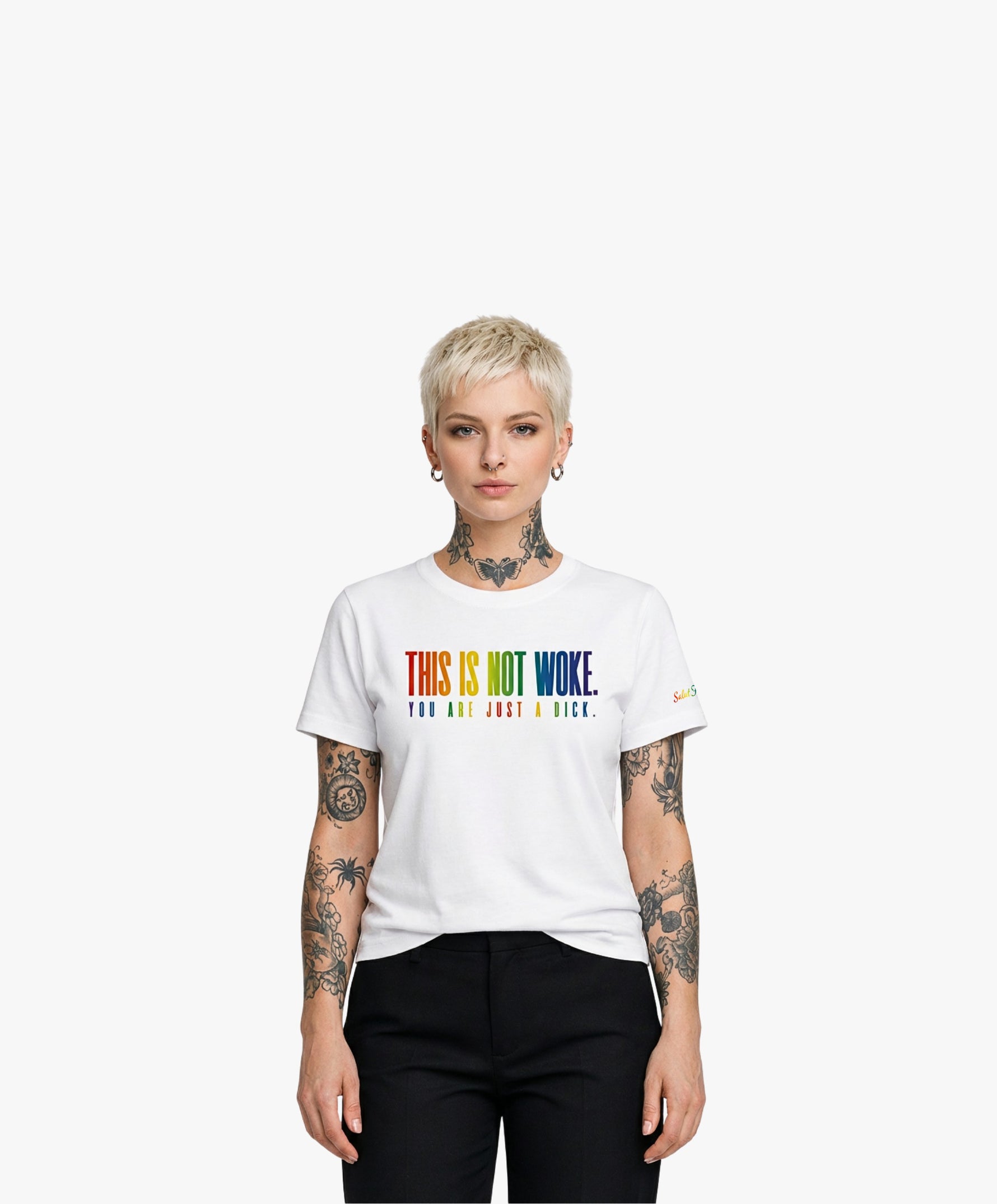 Vue de face d’une femme portant un t-shirt classique blanc Salut Fred de la collection Pride « This is not woke. You are just a dick. » avec slogan multicolore imprimé au centre de la poitrine