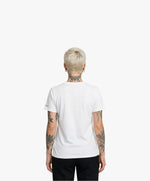 Vue de dos d’une femme portant un t-shirt classique blanc Salut Fred de la collection Pride « This is not woke. You are just a dick. »