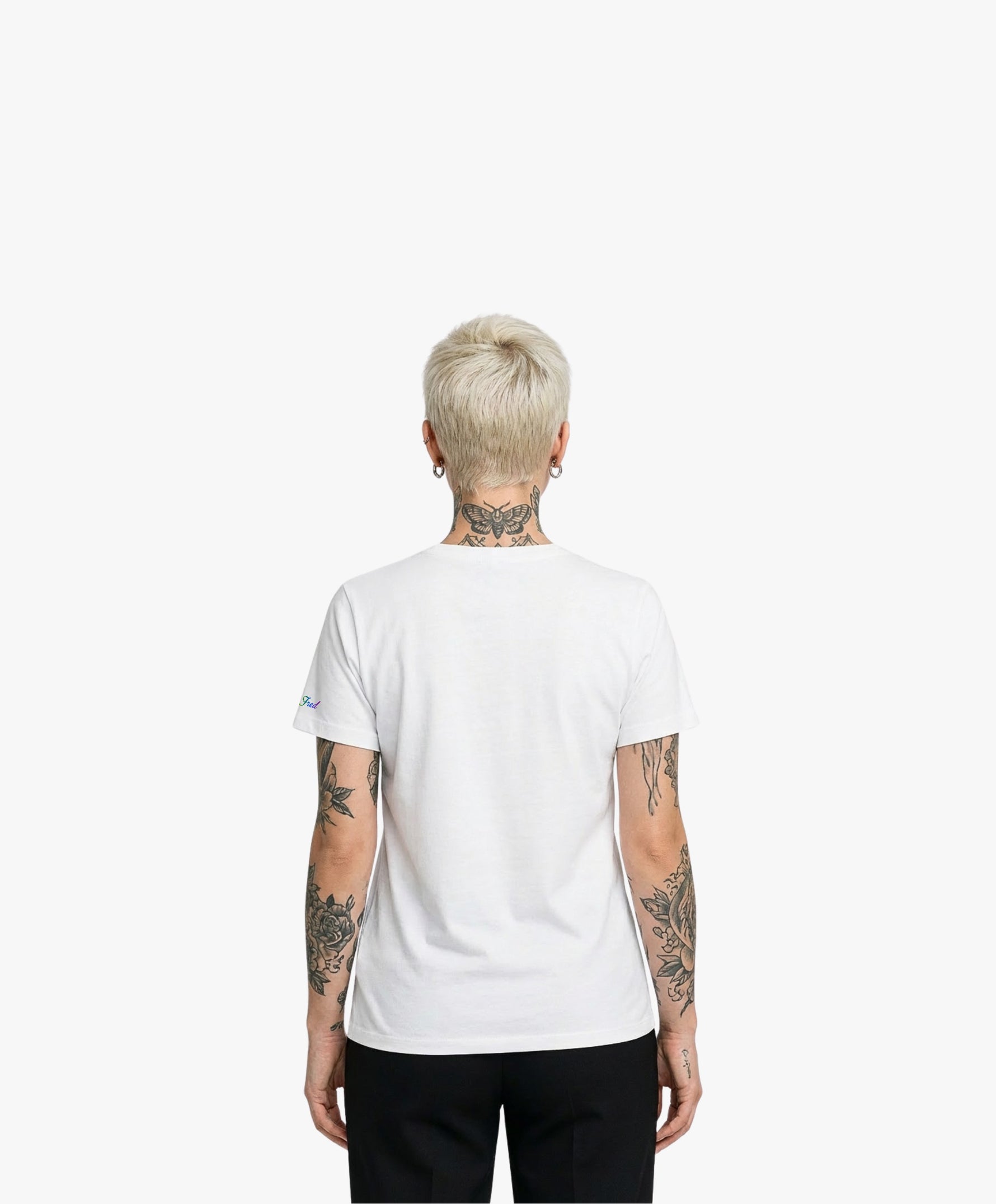 Vue de dos d’une femme portant un t-shirt classique blanc Salut Fred de la collection Pride « This is not woke. You are just a dick. »