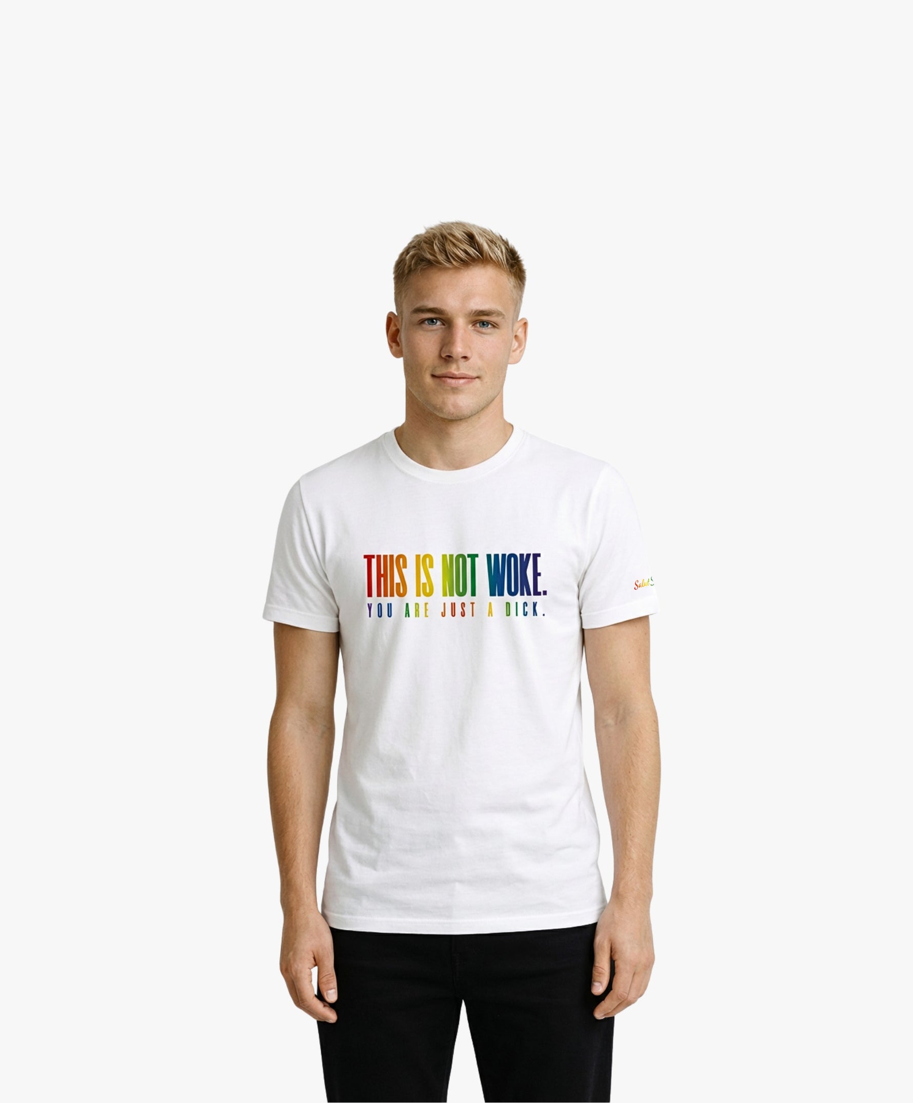 Vue de face d’un homme portant un t-shirt classique blanc Salut Fred de la collection Pride « This is not woke. You are just a dick. » avec slogan multicolore imprimé au centre de la poitrine