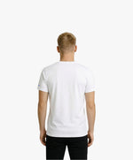 Vue de dos d’un homme portant un t-shirt classique blanc Salut Fred de la collection Pride « This is not woke. You are just a dick. »