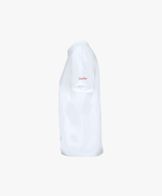 Vue côté gauche du t-shirt classique blanc « Tu baises dans mon estime. » Salut Fred avec Salut Fred imprimé sur la manche gauche
