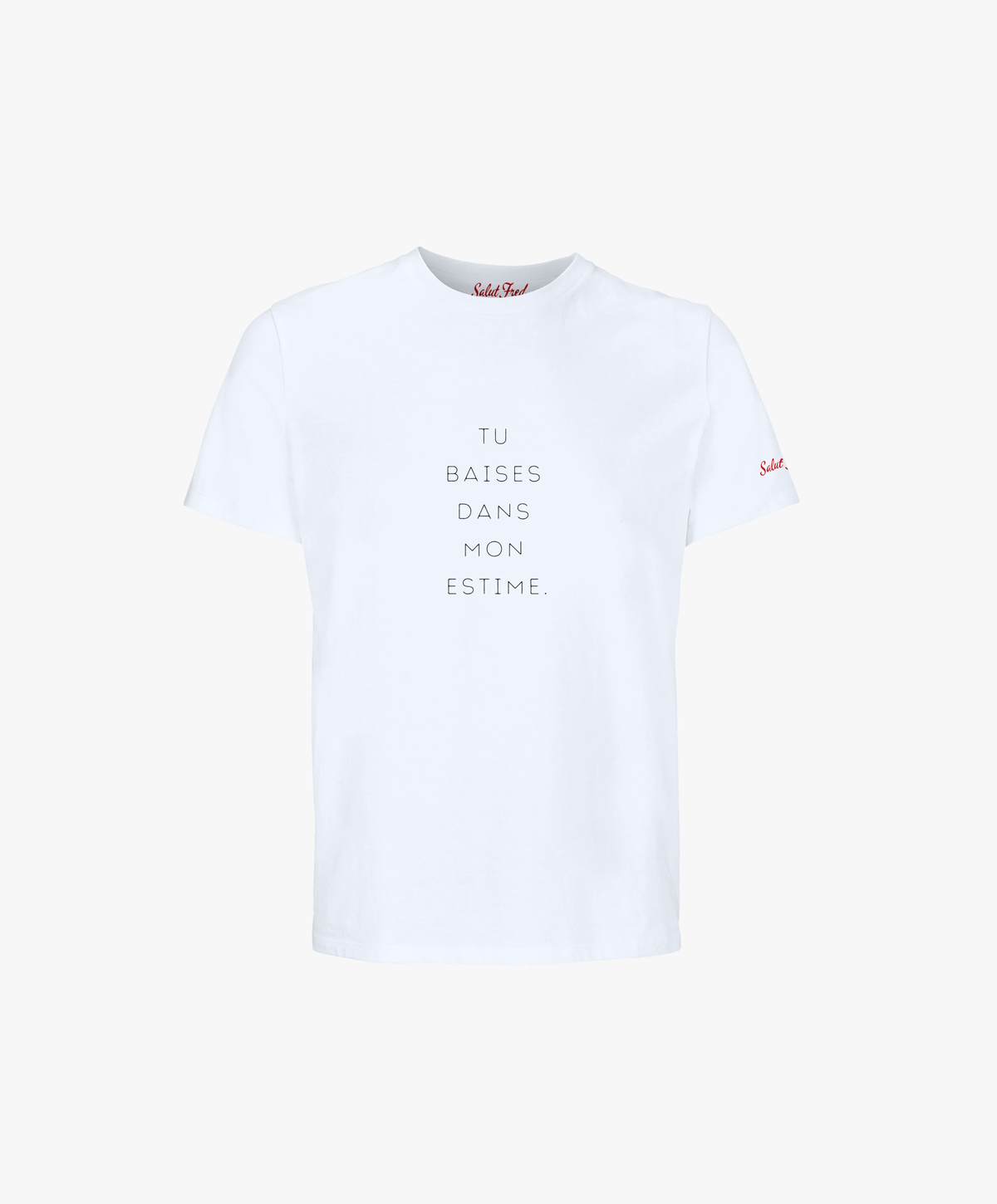 Vue de face du t-shirt classique blanc « Tu baises dans mon estime. » Salut Fred avec texte imprimé au centre de la poitrine et logo Salut Fred imprimé sur la manche gauche